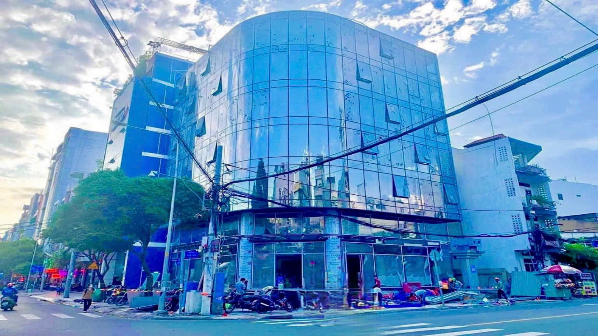 Cho Thuê Toà Nhà Góc Hai Mặt Tiền Đường Xuân Hồng