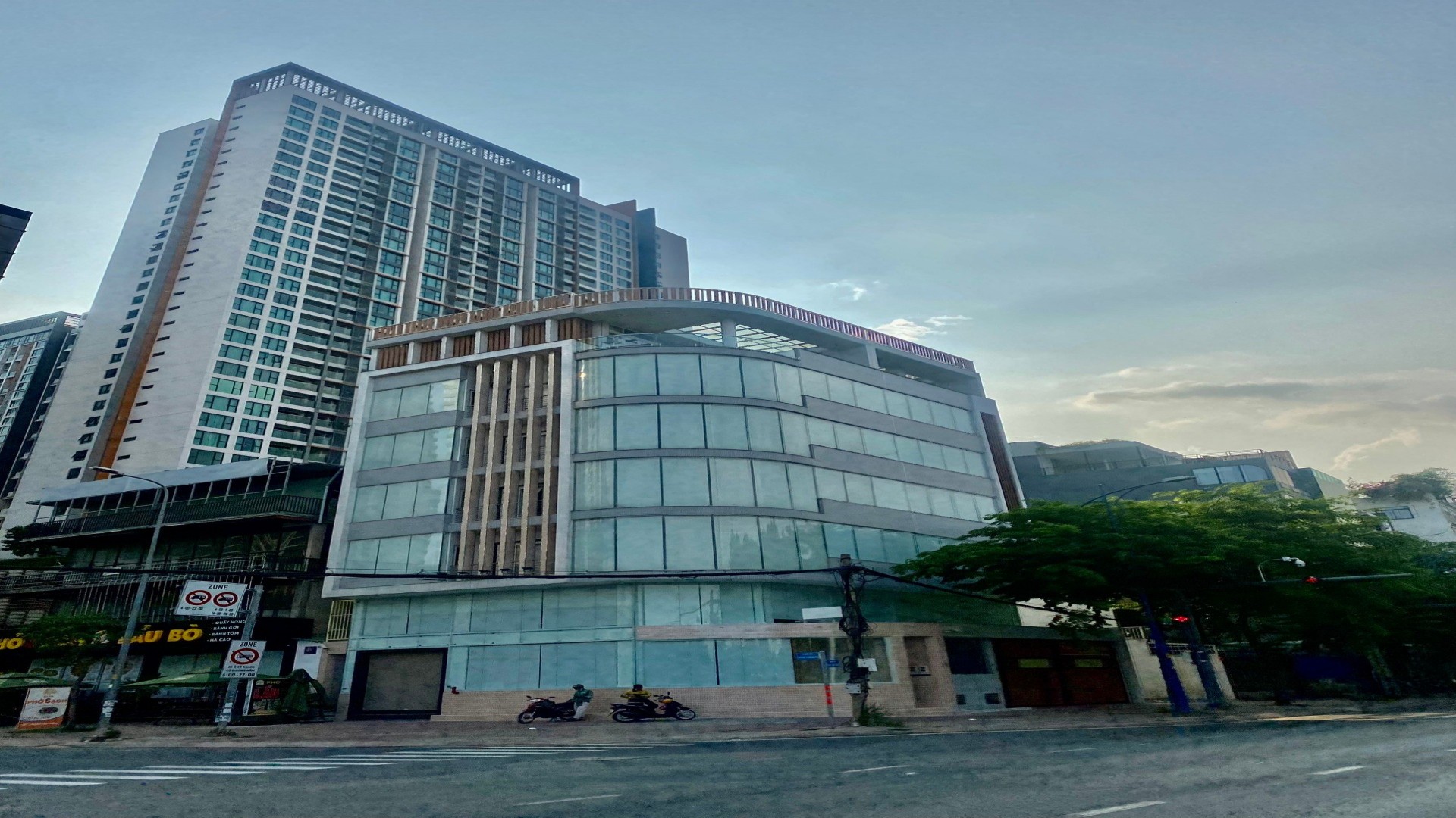 Toà Nhà 2 Mặt Tiền